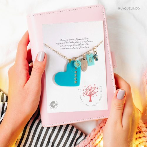 Collar de familia para mamá con corazón, iniciales y charms, Modelo PV04