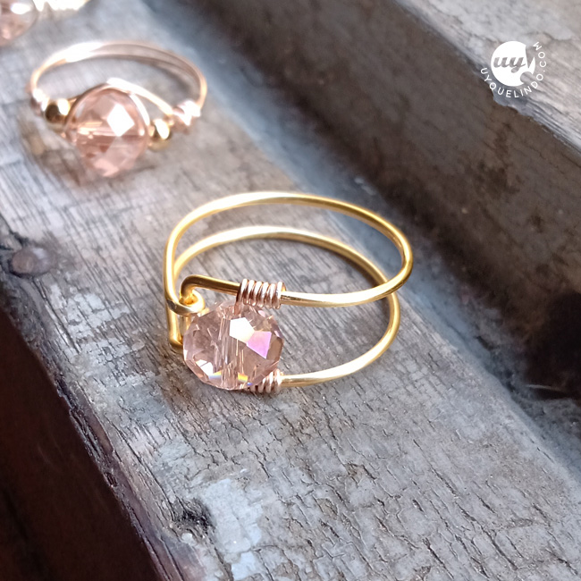 anillo con cristal rosado